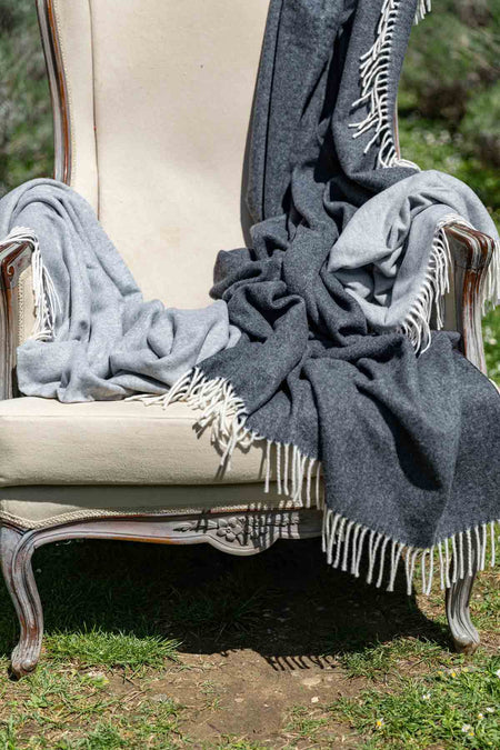 Plaid in Pura Lana Merinos extra fine con frange CECCHI E CECCHI - Scozia Moretto