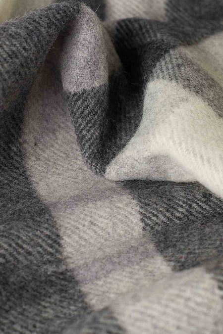 Plaid in Pura Lana Merinos extra fine con frange  CECCHI E CECCHI - Scozia Avorio e Grigio