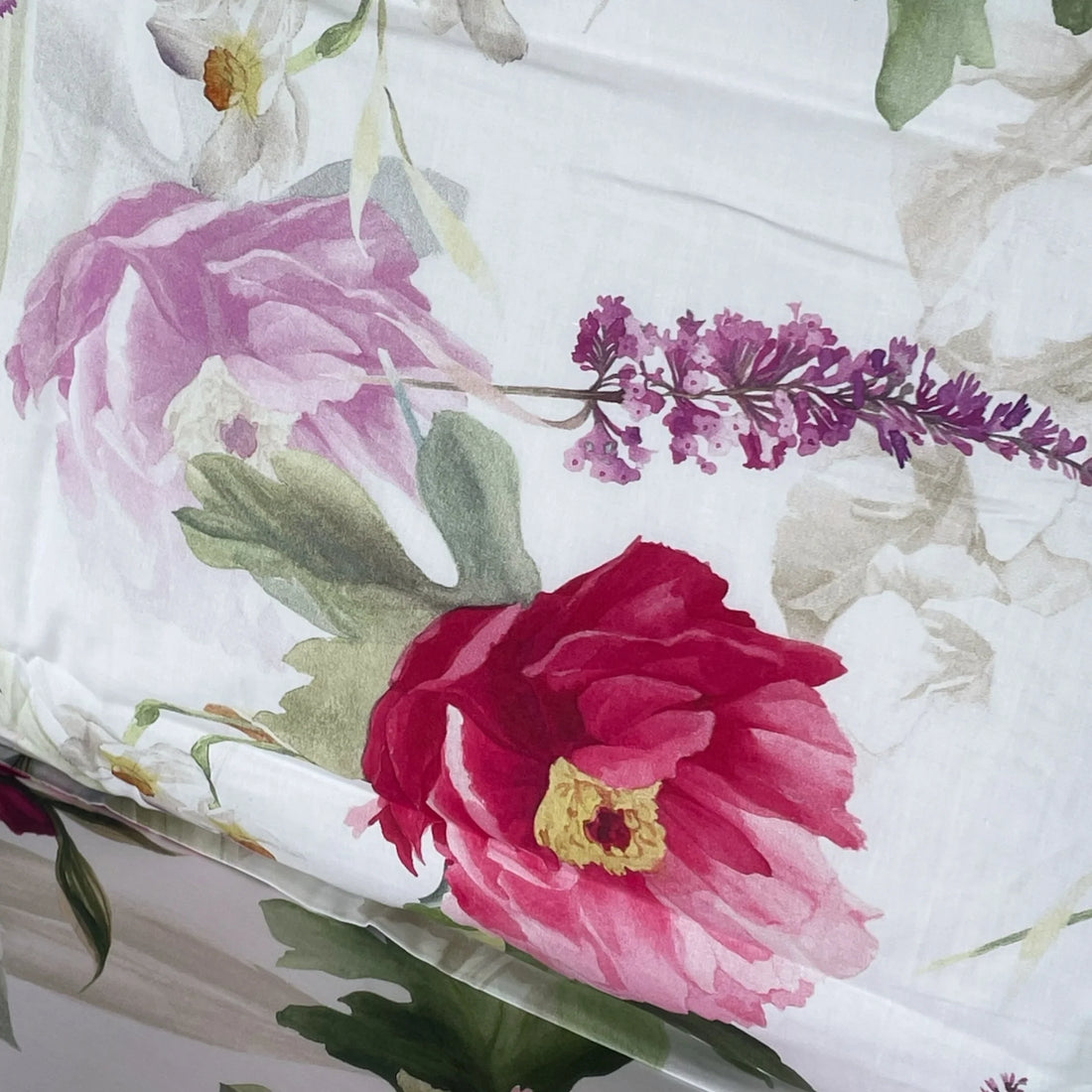 Completo Lenzuola Copriletto Matrimoniale MIRABELLO Emporium - Charming Flowers fondo Bianco